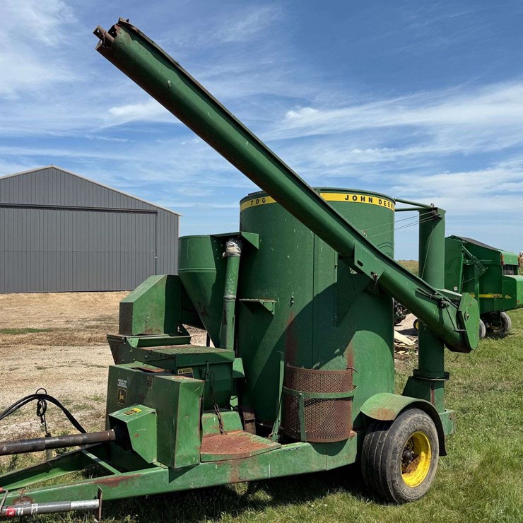 JOHN DEERE 700