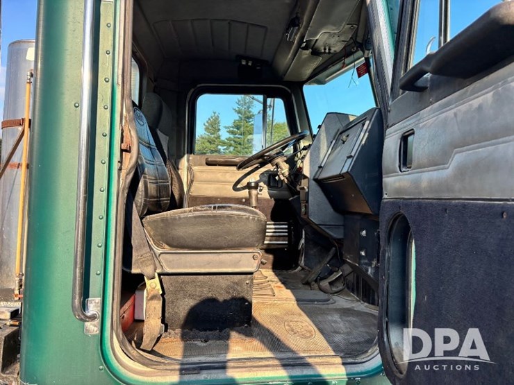 1993-peterbilt-377-image-79