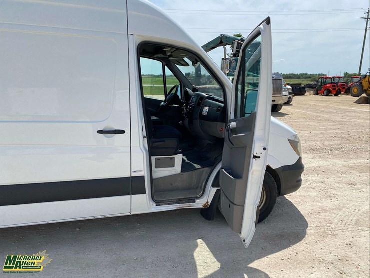 2016-mercedes-benz-sprinter-2500-image-37