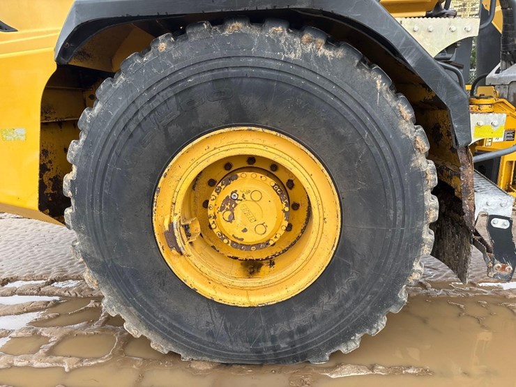 2014-deere-250d-image-11