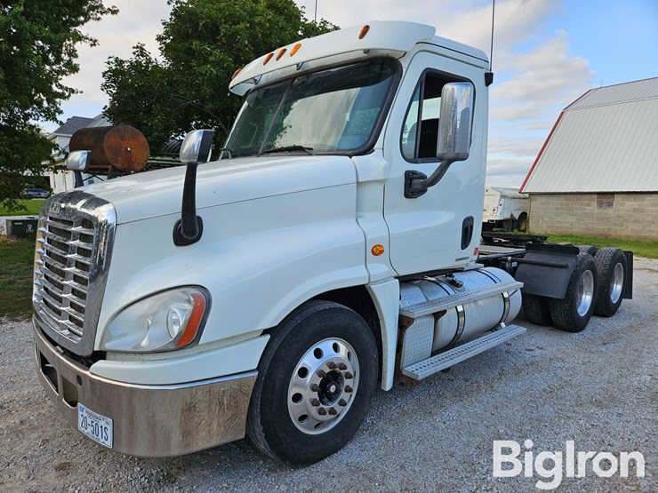 2012-freightliner-cascadia-125-image-1