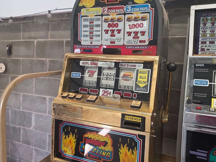 sizzling-7-slot-machine,-has-keys,-have-not-had-working-for-a-number-of-years-image-3