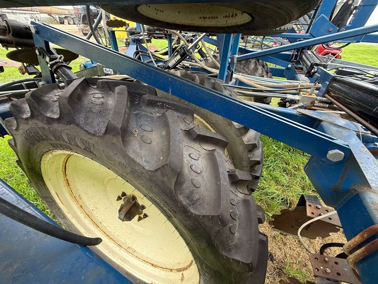 blu-jet-strip-till-machine,-set-up-for-liquid-fertilizer-and-anhydrous,-24-row-30”,-(60’-wide),-320/-image-14