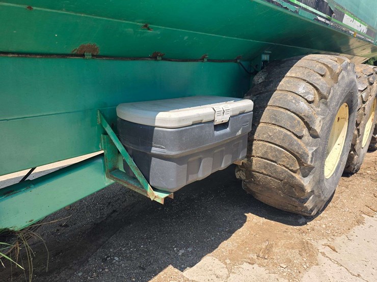 houle-7300-gallon-manure-tank,-3-axle,-front-and-back-axles-steer,-725/65-26-tires,-was-used-in-spri-image-7