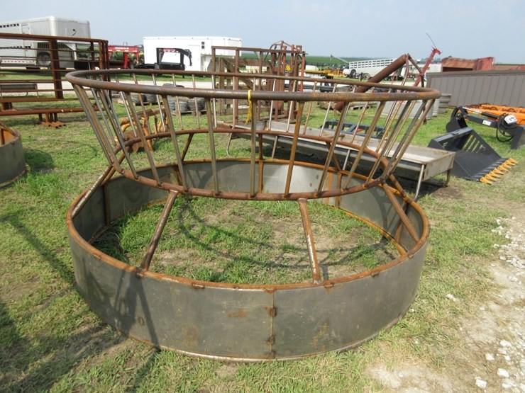round-bale-feeder-with-skirt-image-2