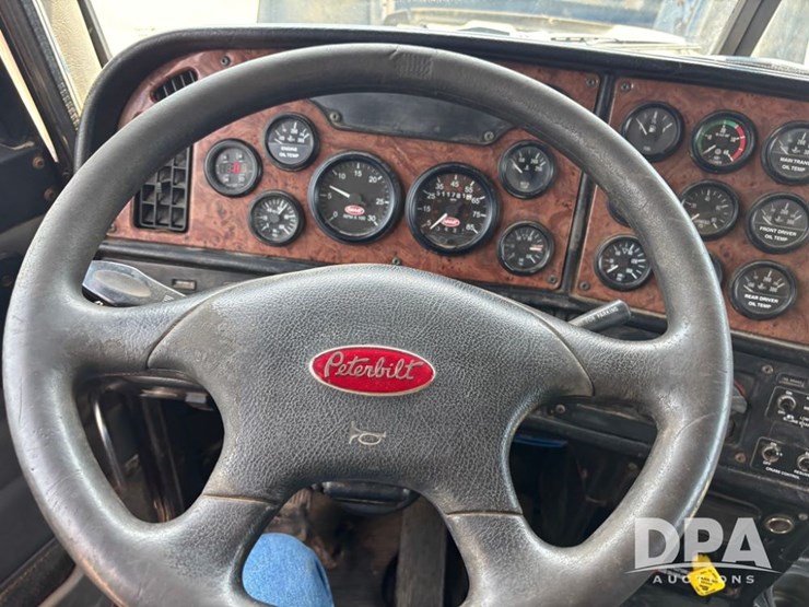 2005-peterbilt-385-image-73