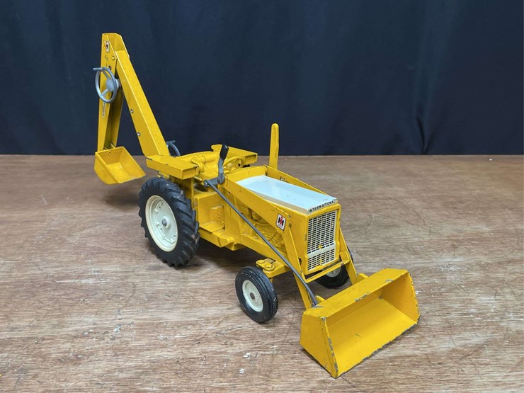 1/16-ih-3444-backhoe-ertl-image-8