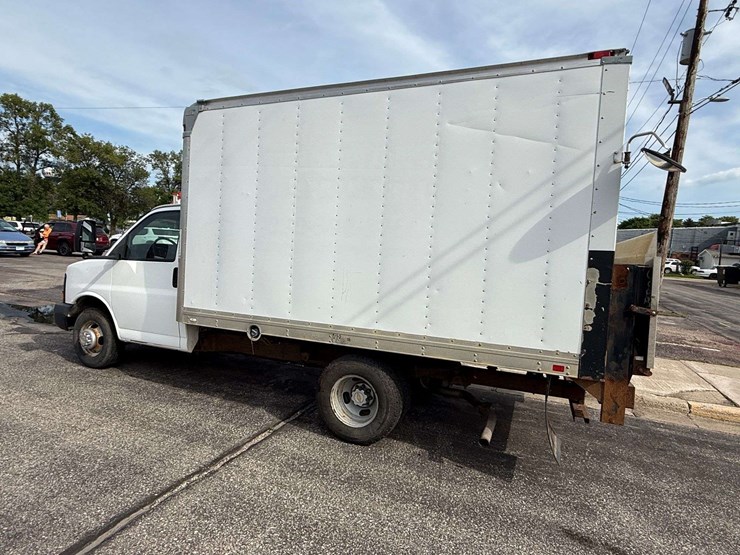 2009-chevrolet-express-3500-image-19