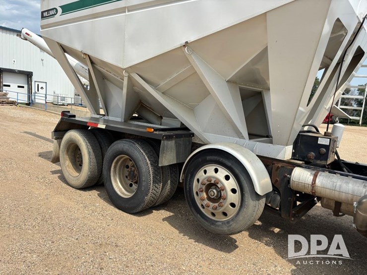 2005-peterbilt-385-image-49