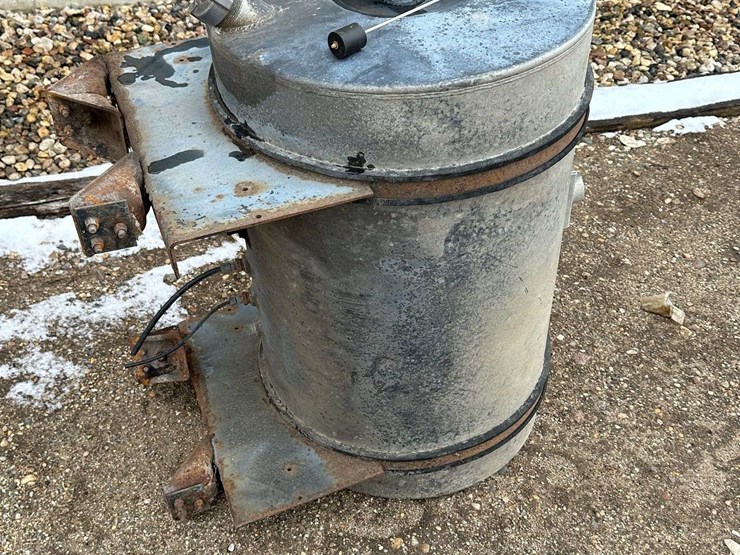 diesel-tank-off-semi-tractor-image-1