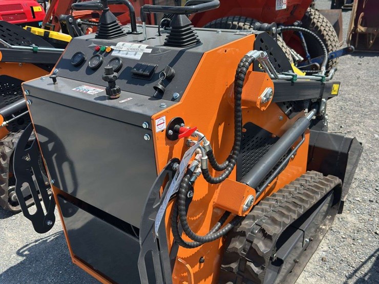 2024-landhero-mini-skid-steer-loader-image-3