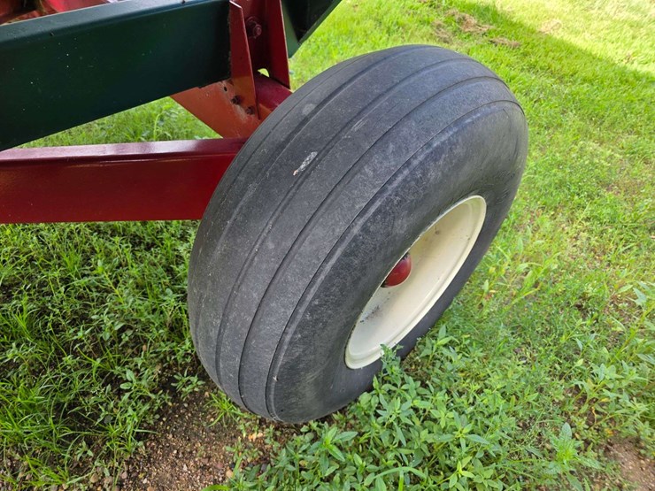 dakon-gravity-box-on-dakon-model-1212-running-gear,-extendable-hitch,-12.5-15-tires-on-8-bolt-rims,-image-10
