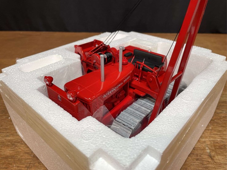 1/25-ih-td24-crawler-w/superier-pipe-layer-nib-sc-image-4