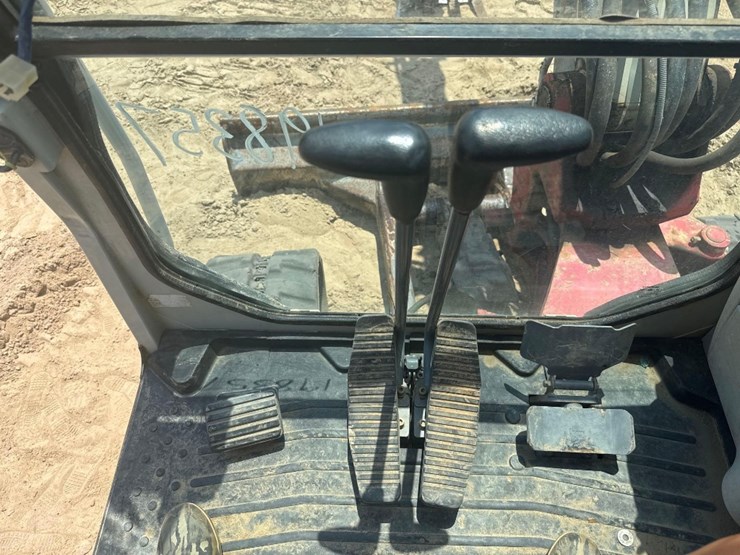 2018-takeuchi-tb240-image-26