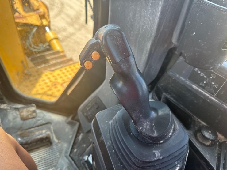 2019-caterpillar-d6-image-32