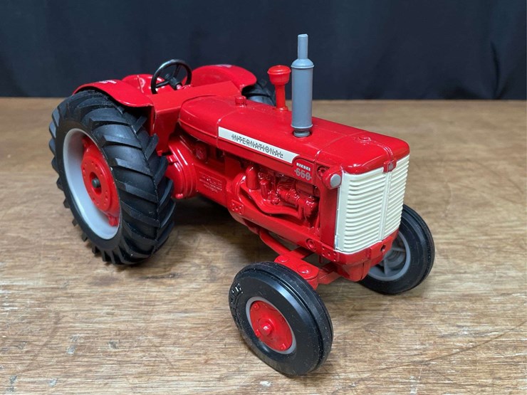 1/16-ih-650-1995-wisconsin-nib-ertl-image-10