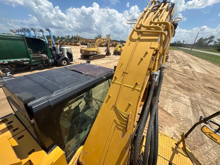 2016-caterpillar-325fl-image-27