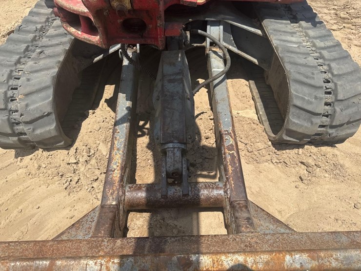 2018-takeuchi-tb240-image-16