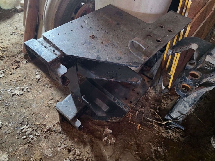 300-gallon-poly-tank-with-front-mount-saddle-with-brackets,-came-off-ih-7130-tractor-image-11