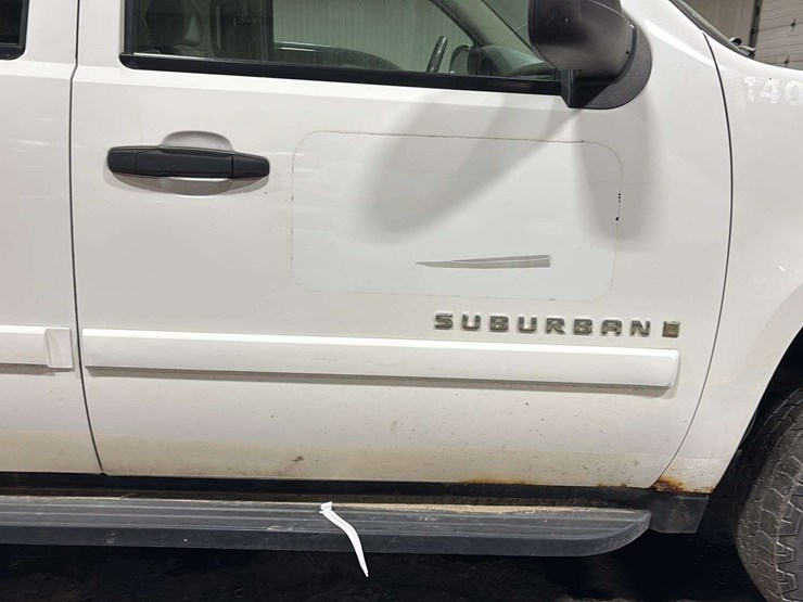 2007-chevrolet-suburban-image-35