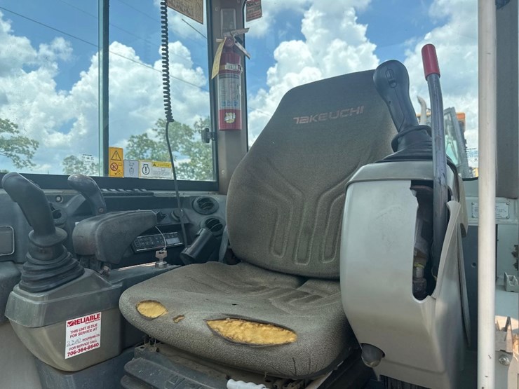 2018-takeuchi-tb240-image-23