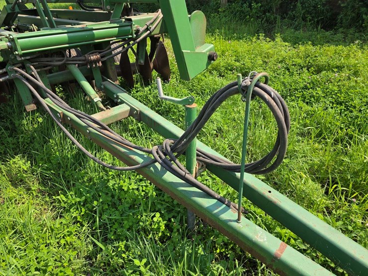 john-deere-335-image-5
