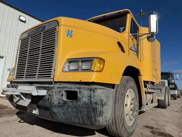 1993-freightliner-fld112-image-16