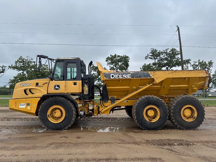 2014-deere-250d-image-1