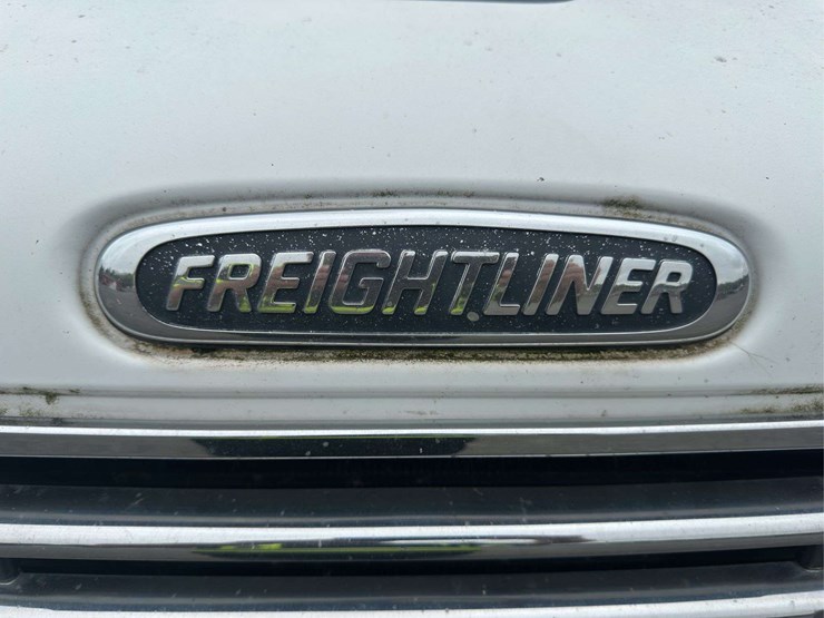 2005-freightliner-m2-106-t/a-dump-truck-(26’-box)-image-11