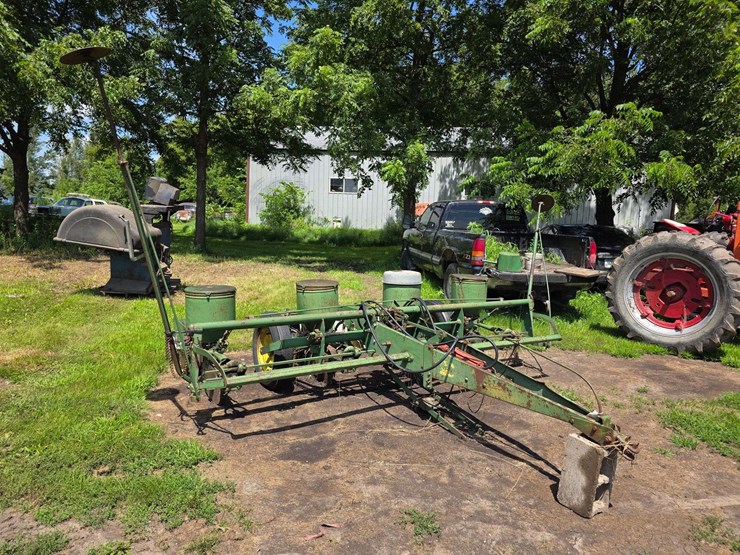 john-deere-4-row-planter,-hydraulic-lift-with-newer-hoses,-worked-when-last-used-2-years-ago,-model:-image-1