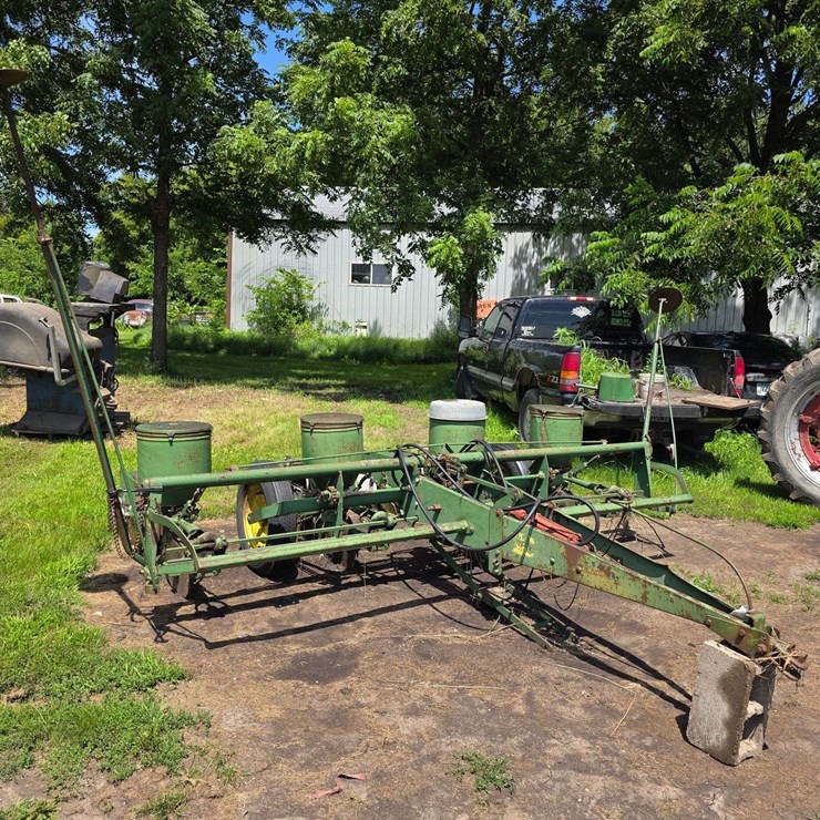 John Deere 4 Row Planter, Hydraulic Lift with Newer Hoses, Worked When Last Used 2 Years Ago, Model: