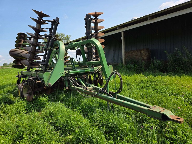 john-deere-335-image-3