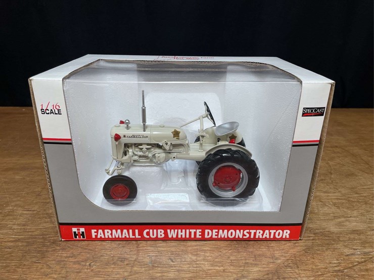 1/16-farmall-cub-demonstrator-2009-lafayette-nib-sc-image-1