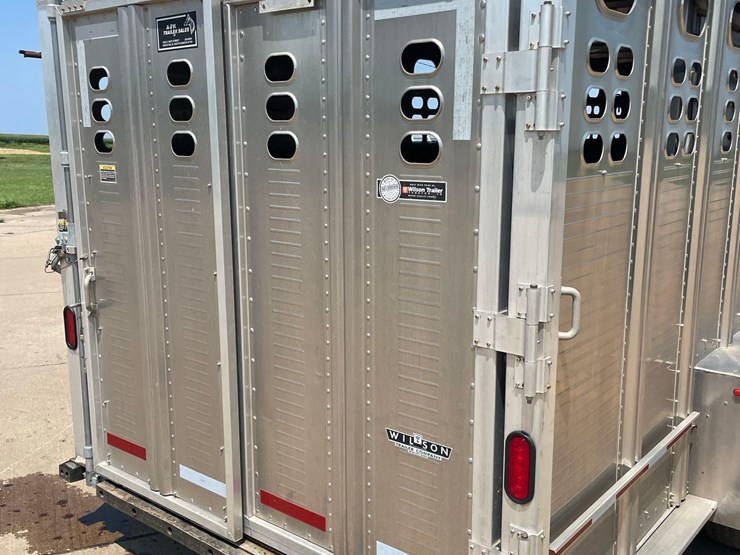 2014-wilson-livestock-trailer-image-22