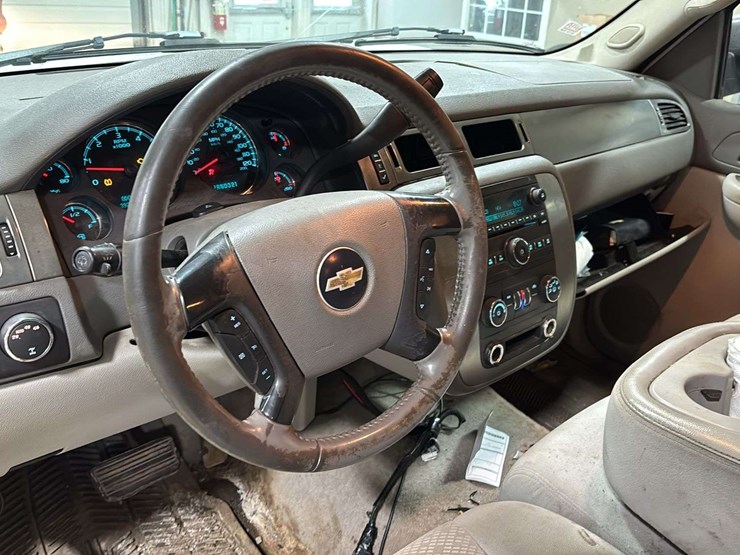 2007-chevrolet-suburban-image-18
