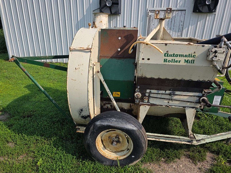 automatic-silage-blower,-set-up-for-high-moisture-corn,-set-up-with-automatic-roller-mill-image-3
