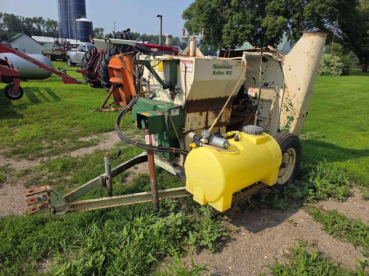 automatic-silage-blower,-set-up-for-high-moisture-corn,-set-up-with-automatic-roller-mill-image-17