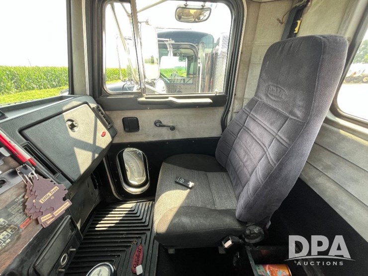 1993-peterbilt-377-image-68