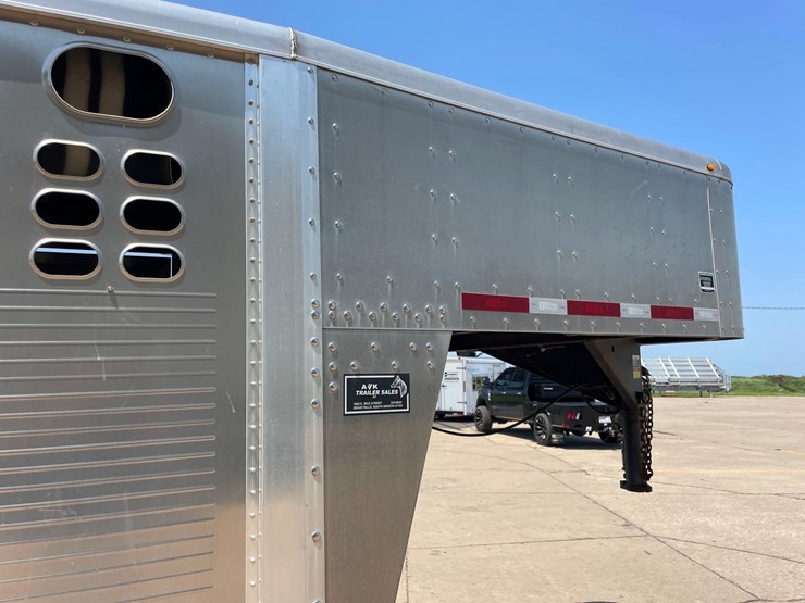 2014-wilson-livestock-trailer-image-16