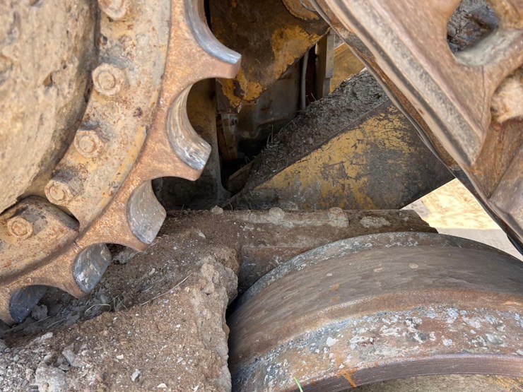 2015-caterpillar-d9t-image-10