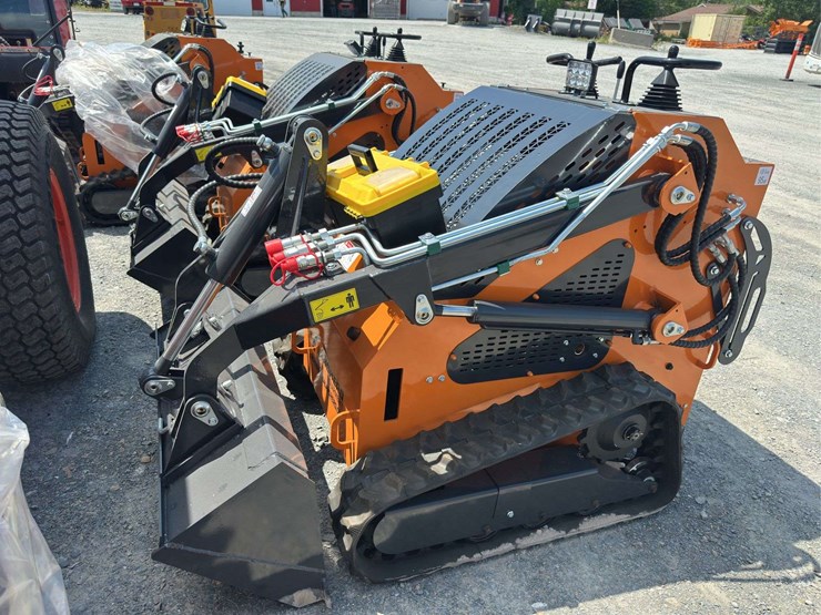 2024-landhero-mini-skid-steer-loader-image-1