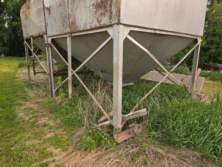 (2)-lowry-30-ton-bulk-bins,-loading-is-available-image-16