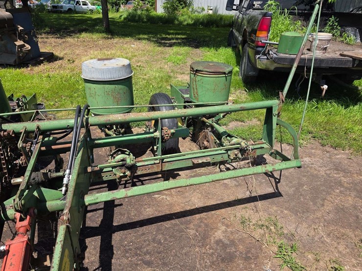 john-deere-4-row-planter,-hydraulic-lift-with-newer-hoses,-worked-when-last-used-2-years-ago,-model:-image-3