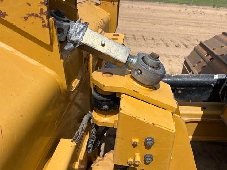 2021-caterpillar-d3-lgp-image-11