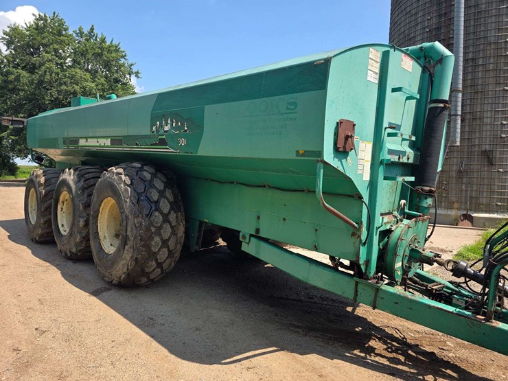houle-7300-gallon-manure-tank,-3-axle,-front-and-back-axles-steer,-725/65-26-tires,-was-used-in-spri-image-32