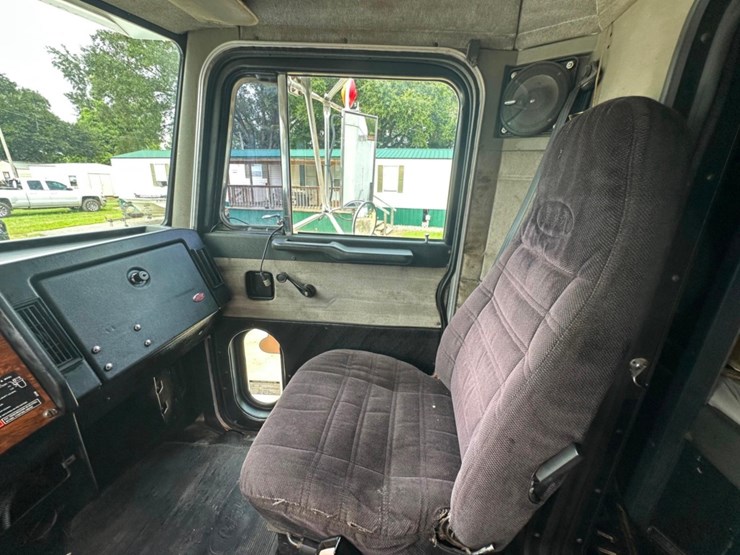 1992-peterbilt-377-image-38