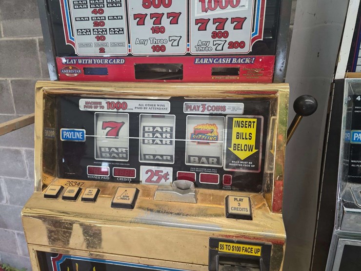 sizzling-7-slot-machine,-has-keys,-have-not-had-working-for-a-number-of-years-image-5