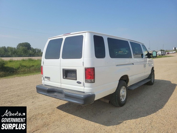 2014-ford-cargo-image-3