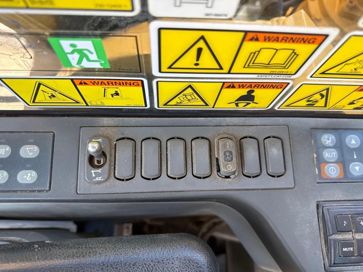 2019-caterpillar-326fl-image-40