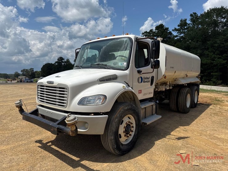 2017-freightlinertandem-water-truck-image-4